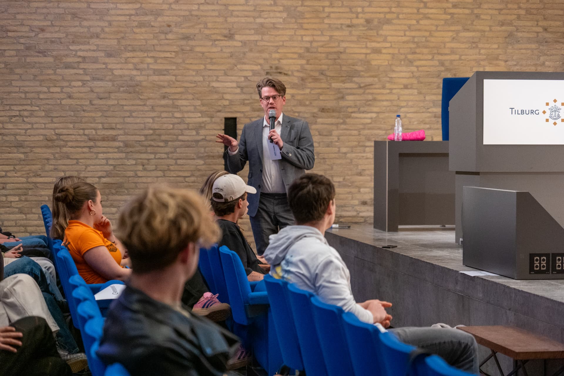 Jerre Maas spreekt studenten toe in een zaal van Tilburg University