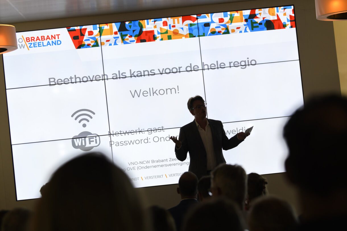 Jerre Maas opent een bijeenkomst van VNO-NCW voor het welkomstscherm