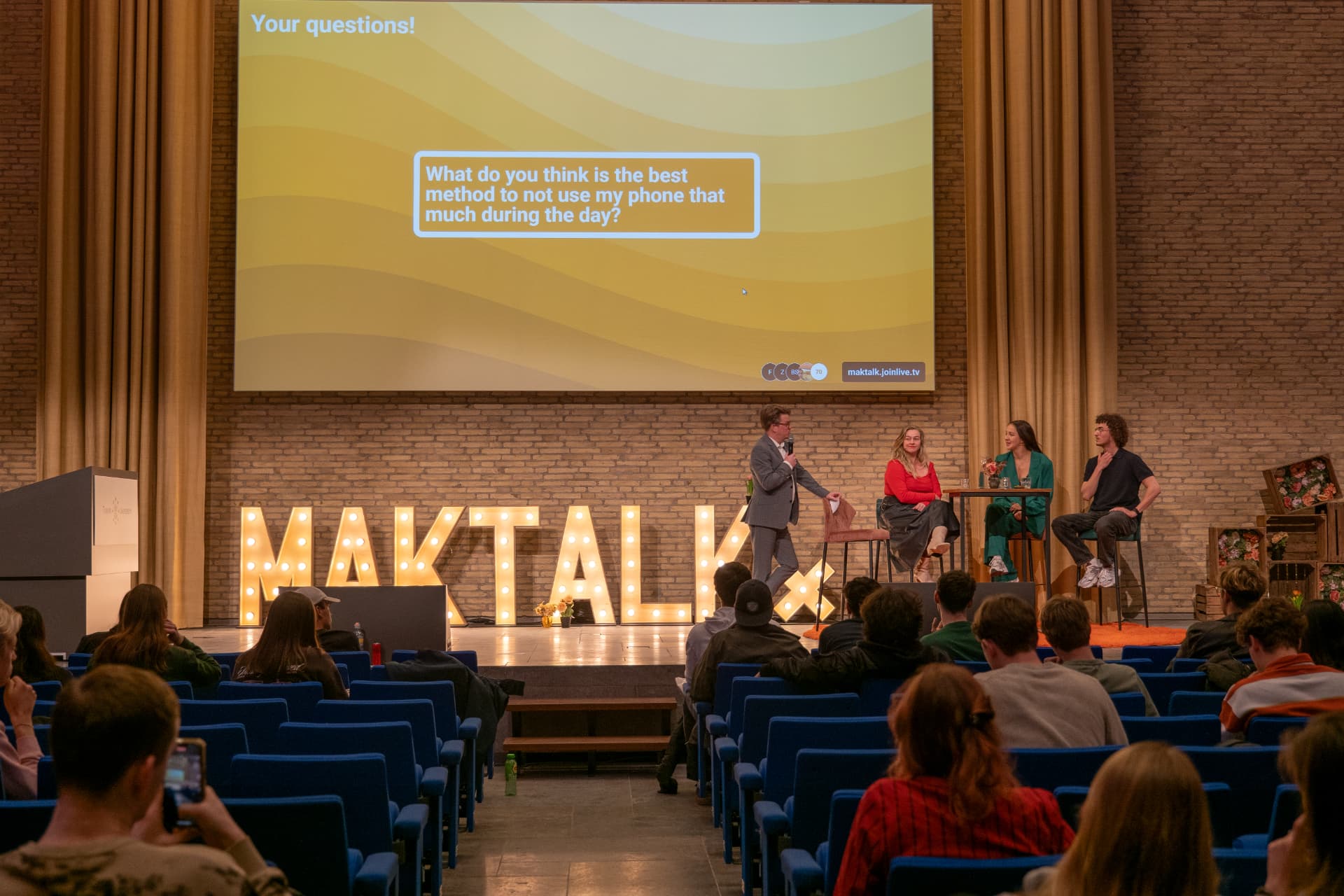 Een vraag aan het publiek op het grote scherm tijdens MAKtalk