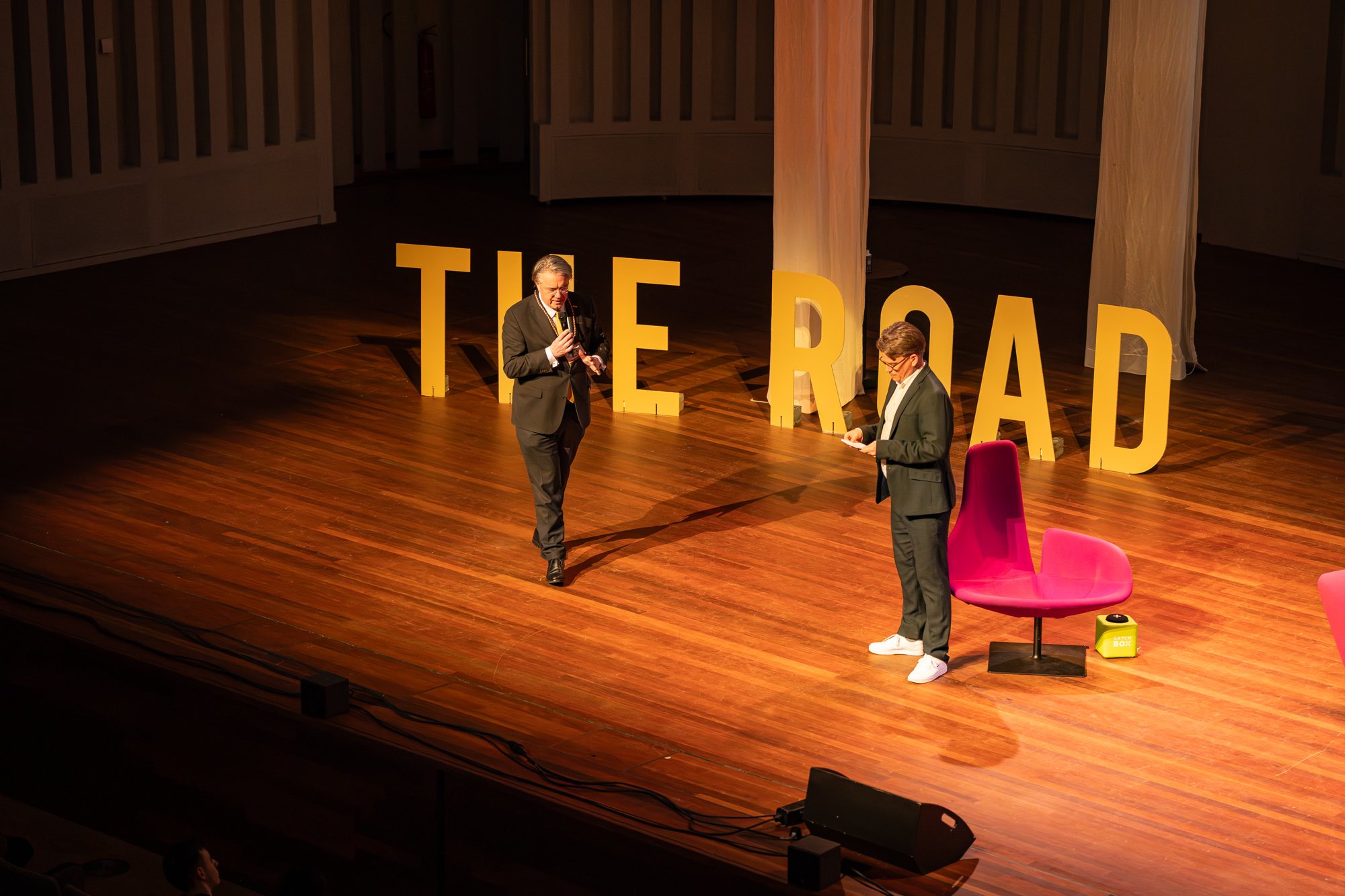 Jerre Maas op het podium van The Road tussen de grote letters